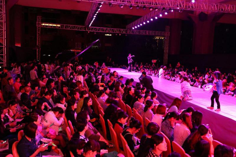 各地經銷商齊聚一堂，秀場內座無虛席