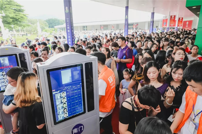 千人活動進(jìn)場