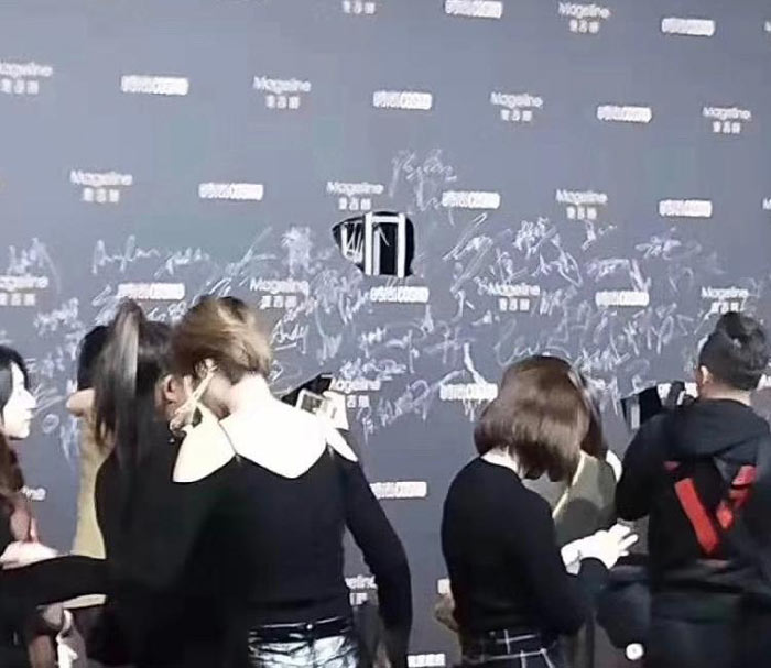 當紅明星肖戰(zhàn)參加活動 背景板簽名被黃牛挖走拍