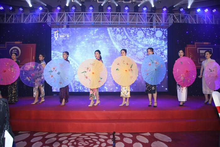 一起來跟演出活動策劃公司談?wù)劵顒友莩? class=